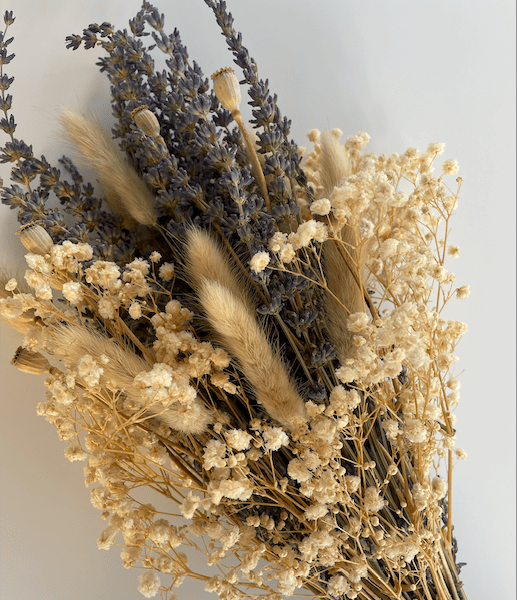 Delicate_dried_lavender_bouquet_with_beige_and_white_accents_
